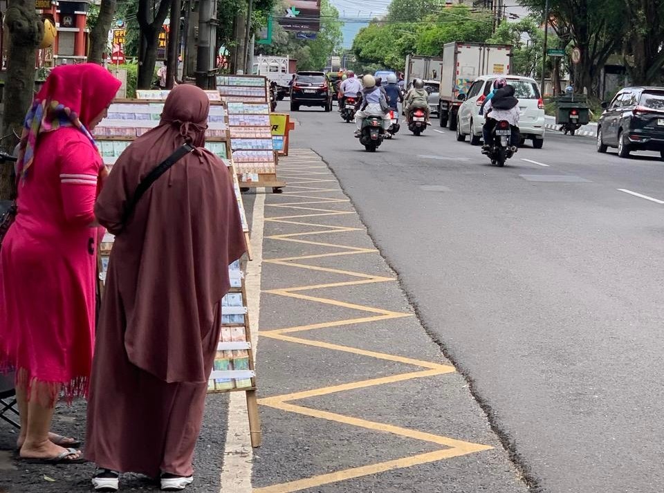 Jelang Lebaran 2026, Jasa Tukar Uang Pinggir Jalan di Kota Malang Diserbu Warga