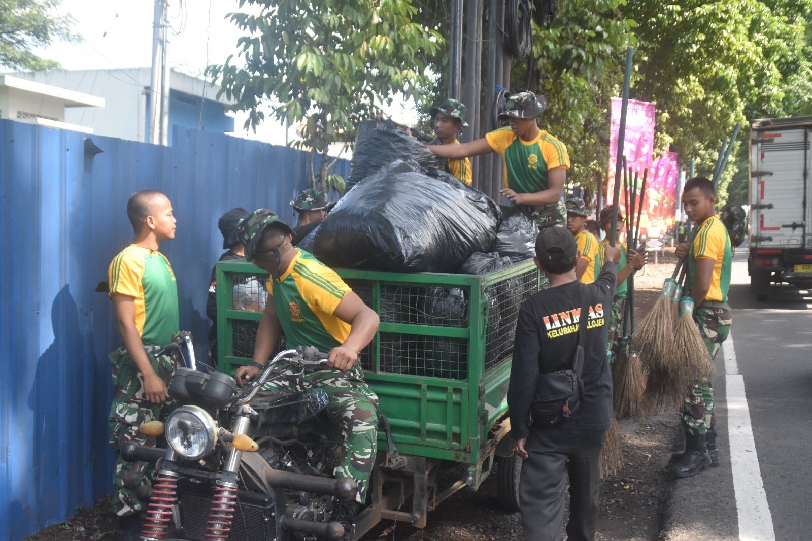 Danmenarmed 2 Kostrad Pimpin Aksi Jumat Bersih di Sejumlah Kawasan Kota Malang