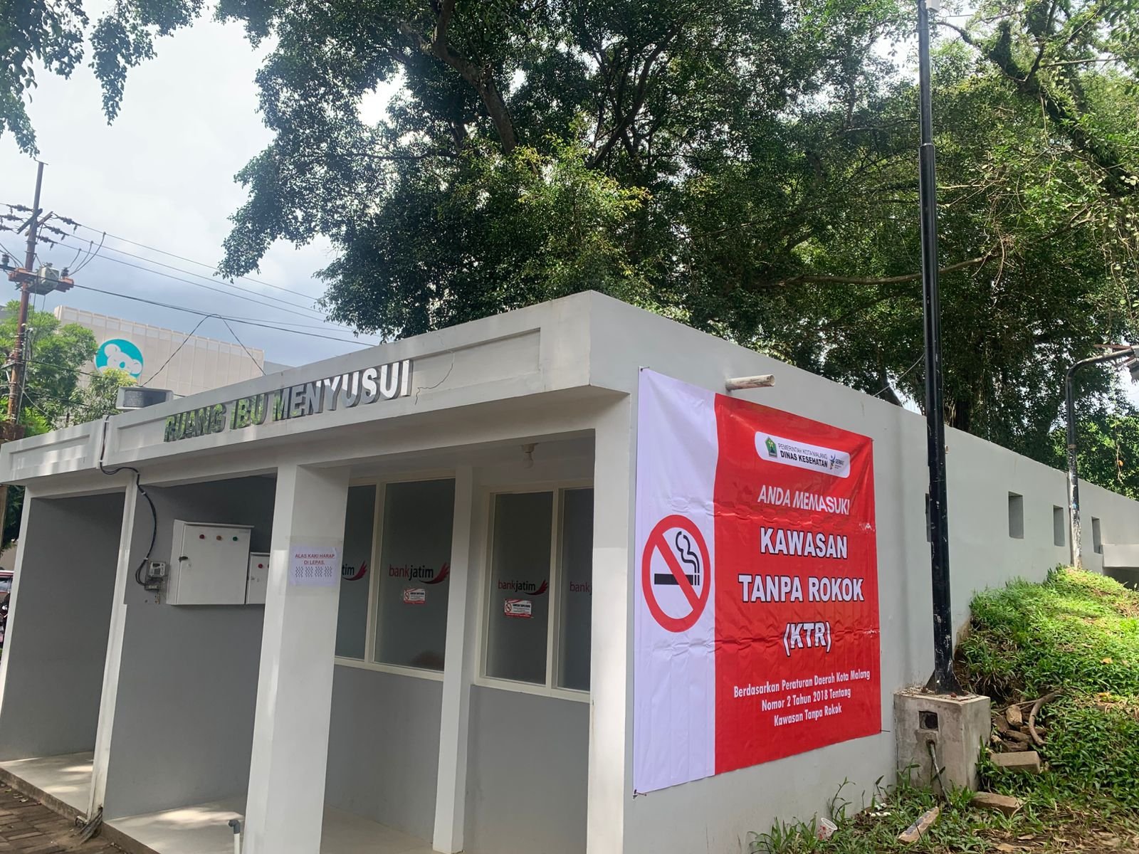 DLH Kota Malang Pasang Larangan Merokok di Alun-Alun Merdeka Usai Kasus Satpol PP Viral