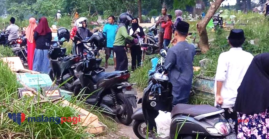 Jelang Ramadan dan Libur Panjang, TPU Kasin Malang Padat Peziarah, Penjual Bunga Kebanjiran Pembeli