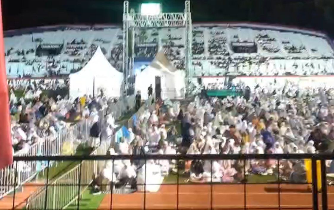 KH Abdul Matin Djawahir Pimpin Salat Malam Mujahadah Kubro 1 Abad NU di Stadion Gajayana