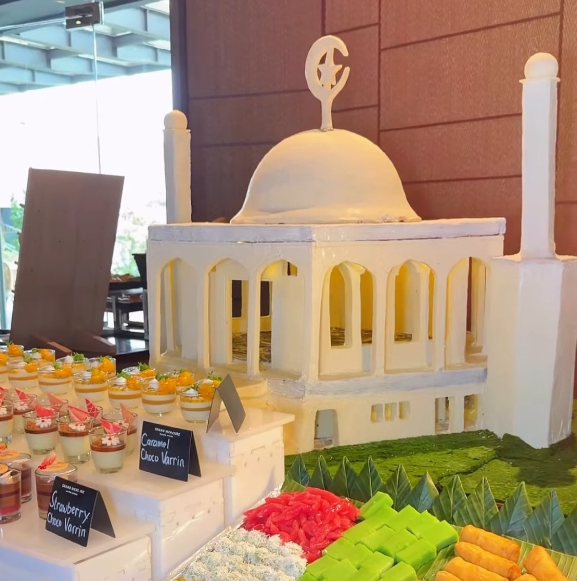 Miniatur Masjid dari 100 Kg Cokelat Putih Hiasi Ramadan Kareem 2026 di Grand Mercure Malang Mirama