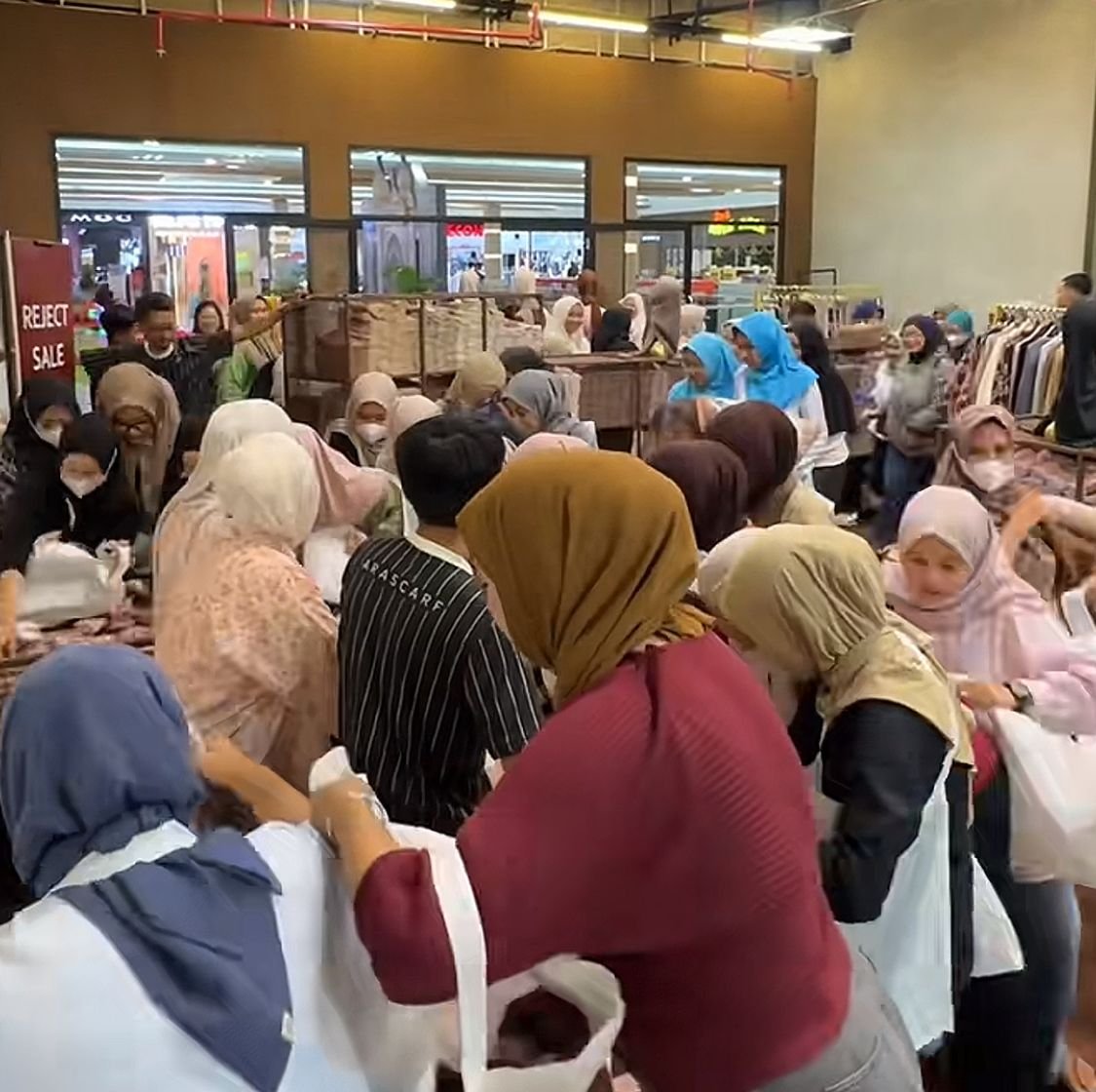 Jelang Lebaran 2026, Penjualan Baju Muslim di MOG Malang Mulai Naik: Tren Lebaran 2026 Didominasi Warna Lembut