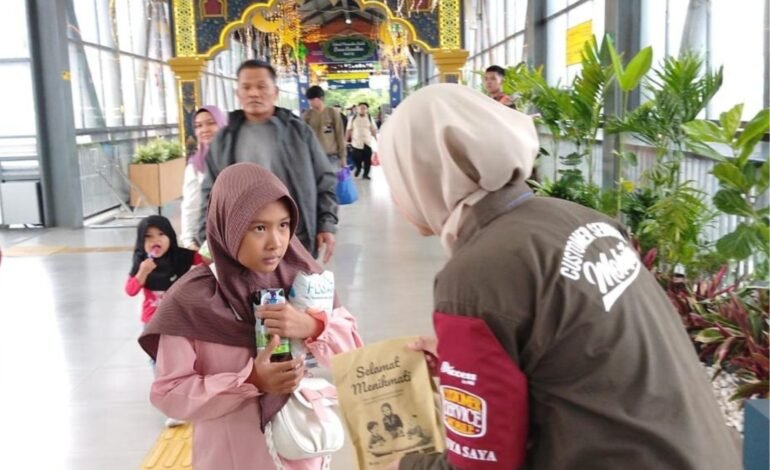 KAI Daop 8 Bagikan 500 Takjil Gratis di Stasiun Malang Selama Masa Mudik Lebaran