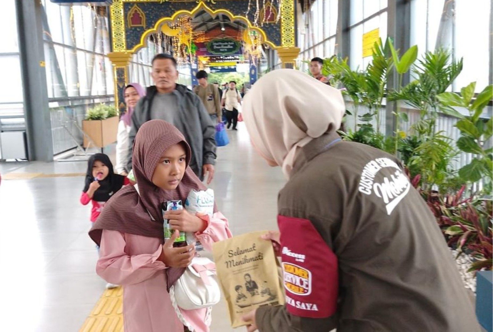 KAI Daop 8 Bagikan 500 Takjil Gratis di Stasiun Malang Selama Masa Mudik Lebaran