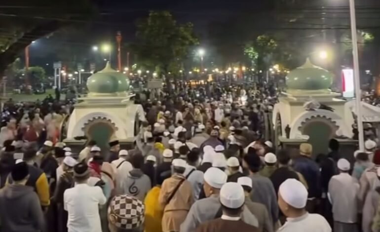 Hujan Tak Surutkan Jamaah, Masjid Jami’ Kota Malang Dipadati Ibadah Malam 27 Ramadan