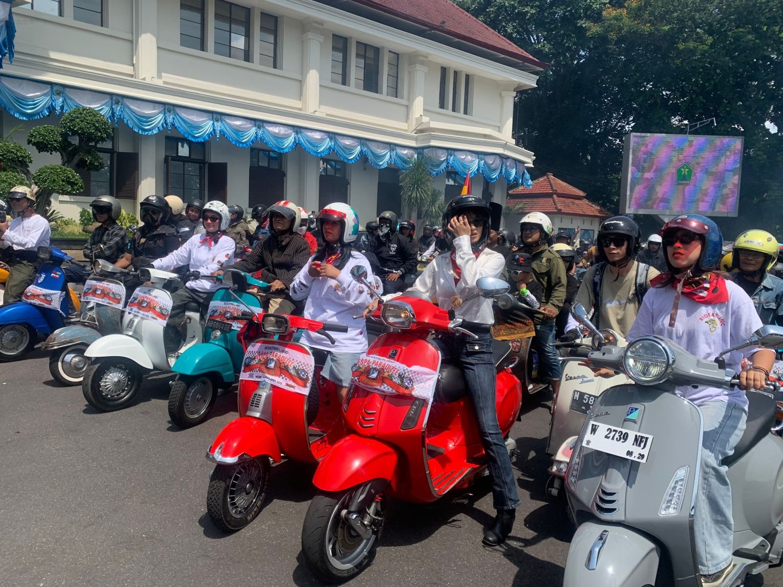 Ratusan Vespa Padati Balai Kota, “Vespa Paradize” Semarakkan HUT ke-112 Kota Malang