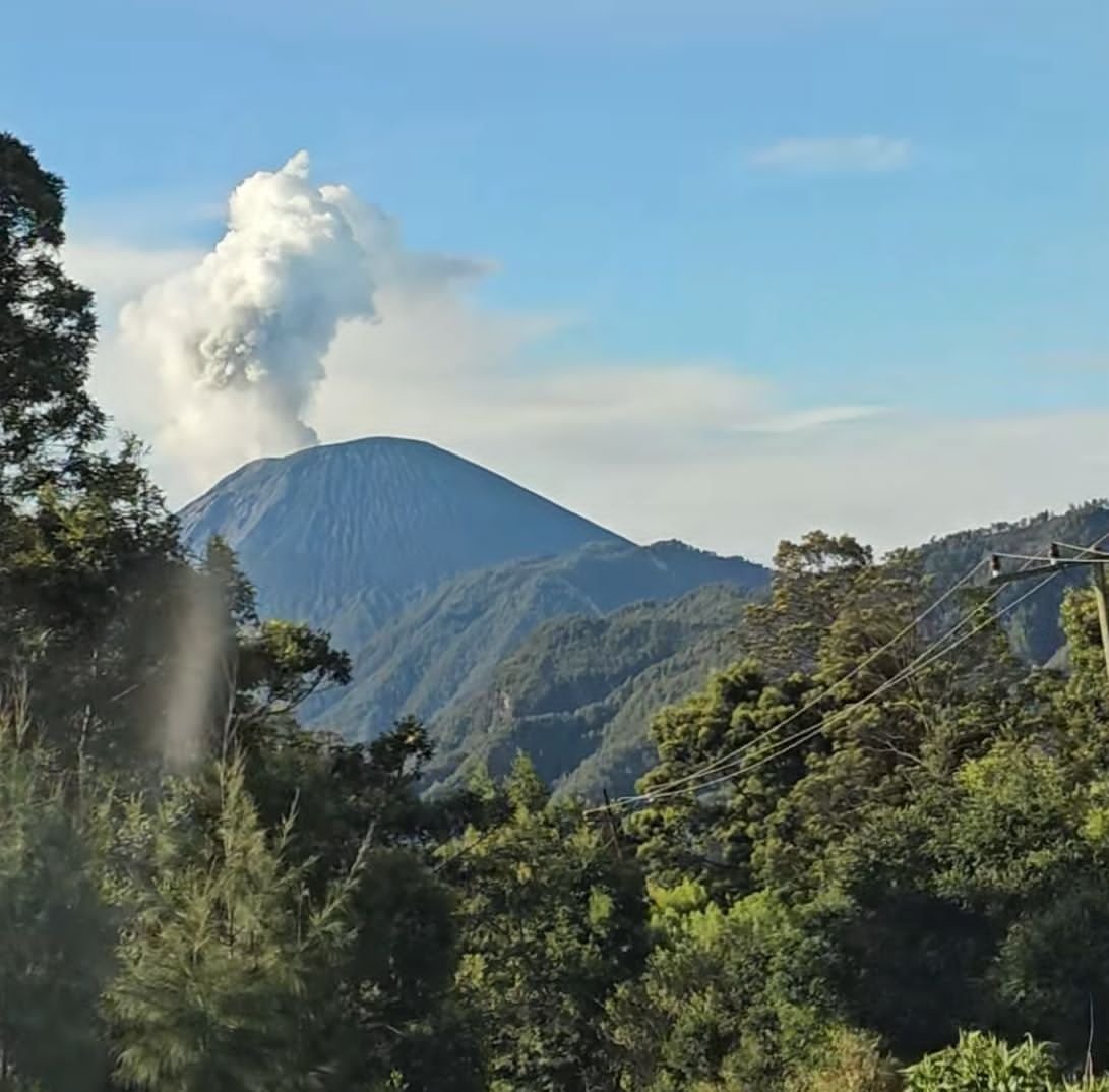 Siaga Semeru Level III, Erupsi Berlanjut: Warga Dilarang Masuk Radius 13 Km