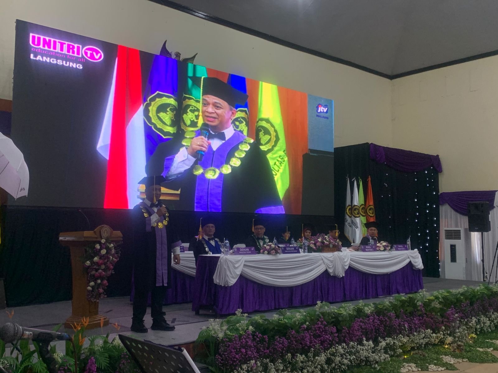 UNITRI Kukuhkan 400 Wisudawan, Siapkan Lulusan Siap Kerja dan Tembus Pasar Global