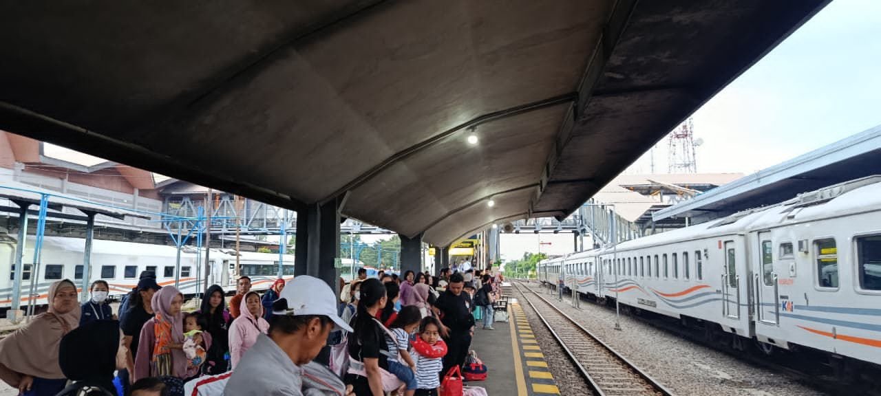 4566 Penumpang Padati Stasiun Malang, Operasional KA Kembali Normal Jelang Long Weekend May Day