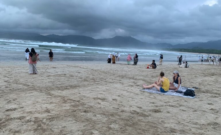 Libur Kenaikan Isa Almasih, Wisatawan Padati Pantai Pulau Merah Banyuwangi hingga Nikmati Sunset