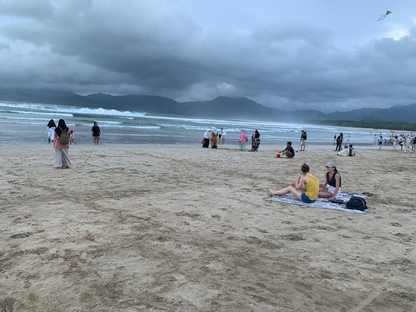 Libur Kenaikan Isa Almasih, Wisatawan Padati Pantai Pulau Merah Banyuwangi hingga Nikmati Sunset