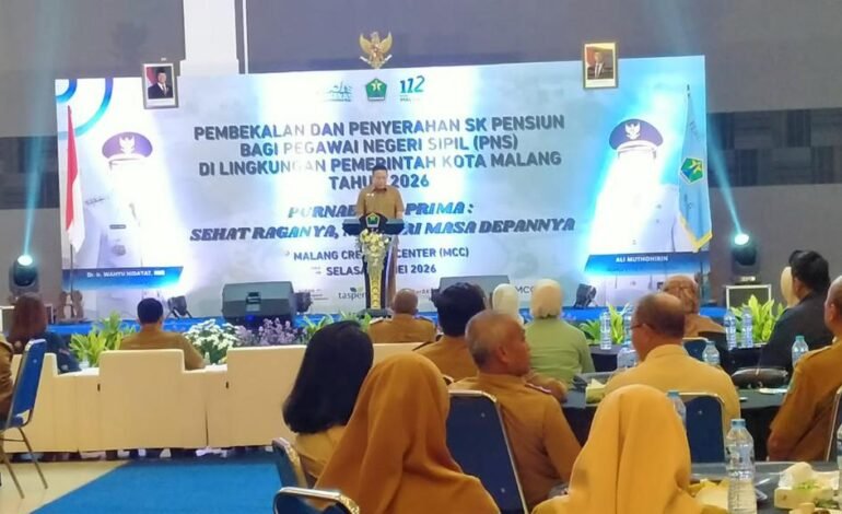 Wahyu Hidayat Serahkan 355 SK Pensiun ASN Kota Malang Lebih Awal, Pastikan Hak ASN Cair Tepat Waktu