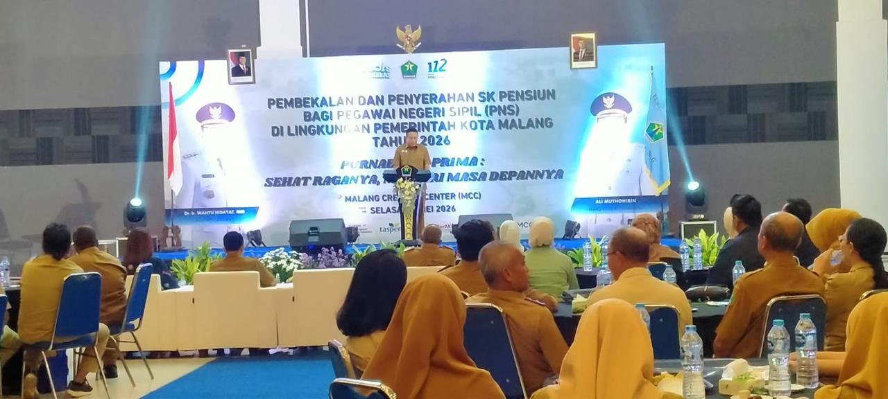Wahyu Hidayat Serahkan 355 SK Pensiun ASN Kota Malang Lebih Awal, Pastikan Hak ASN Cair Tepat Waktu