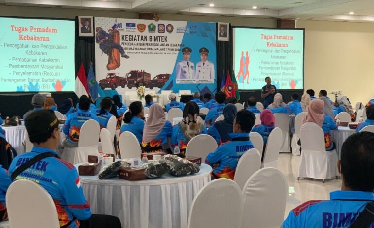 Hadapi Musim Kemarau, Damkar Kota Malang Latih Warga Cegah dan Tanggulangi Kebakaran