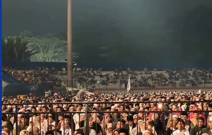 Ribuan jemaah memadati Stadion Gajayana Kota Malang