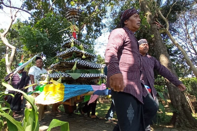 Sambut 1 Muharam, Warga Madyopuro Bagikan 100 Porsi Bubur Suro di Makam Ki Ageng Gribig