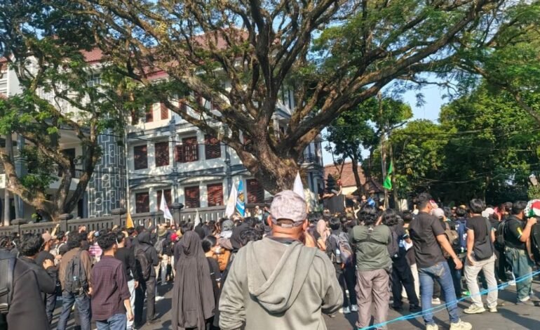 Mahasiswa UB Demo di DPRD Kota Malang, Bawa 5 Tuntutan dan Sebut Indonesia dalam Kondisi “Gawat Darurat”