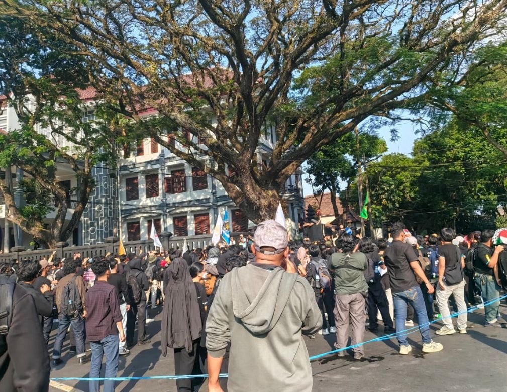 Mahasiswa UB Demo di DPRD Kota Malang, Bawa 5 Tuntutan dan Sebut Indonesia dalam Kondisi “Gawat Darurat”