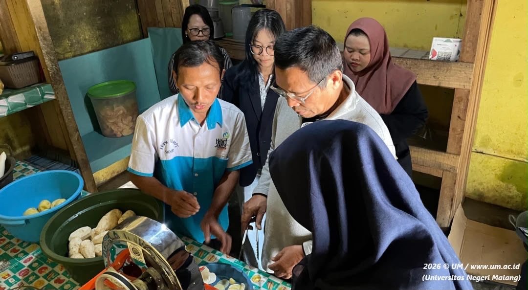 UM Perkuat UMKM Desa Wonosari, Hibahkan Alat Pemotong Keripik untuk Dongkrak Produksi dan Nilai Jual