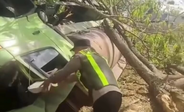 Truk Tangki Muatan Tetes Tebu Terguling di Jalibar Kepanjen, Sopir Tewas Diduga Akibat Rem Blong