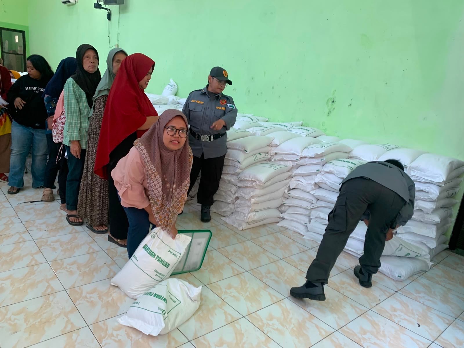 Bantuan 18 Ton Beras Disalurkan di Polowijen, Wali Kota Malang Harap Harga Pangan Terkendali