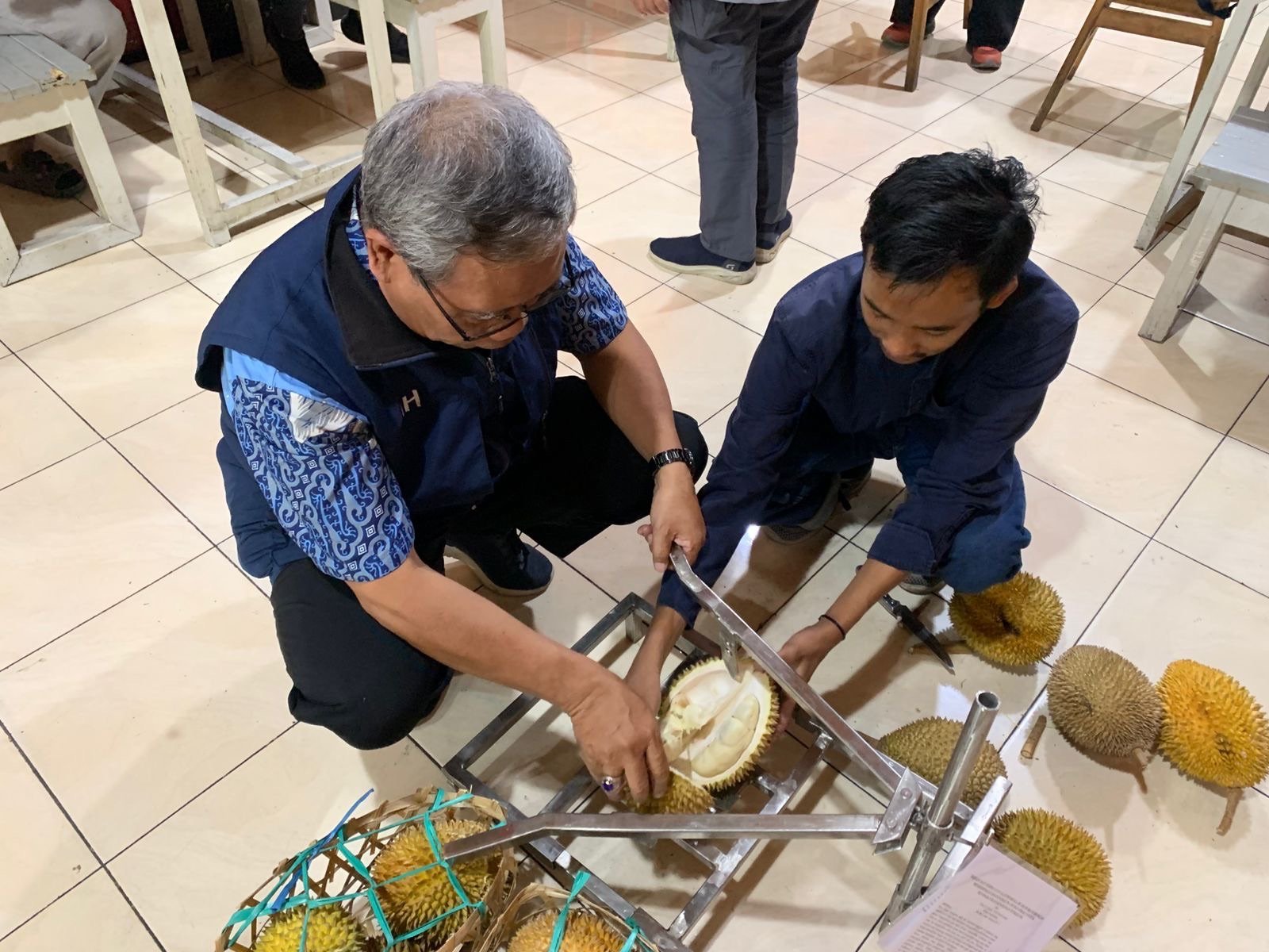 Mahasiswa Polinema Ciptakan Alat Pembelah Durian, Mampu Belah 4 Buah per Menit