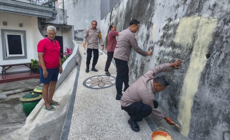 Polresta Malang Kota dan Warga Cat 190 Meter Persegi Tembok Gang, Sambut HUT ke-81 RI