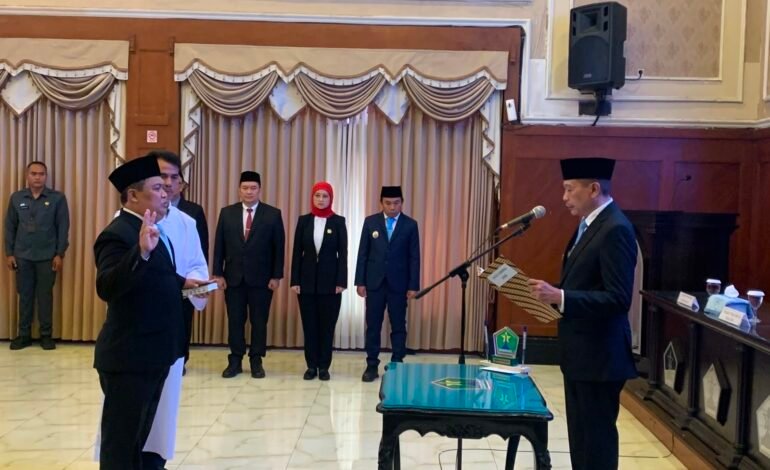 Wahyu Hidayat Lantik Dandung Djulharjanto sebagai Pj Sekda Kota Malang