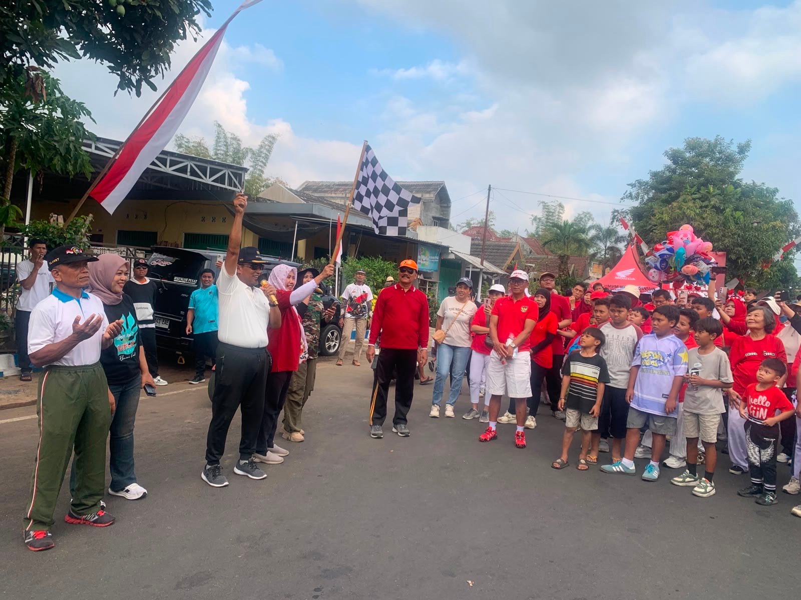 Sepeda Listrik Jatuh ke RT 10, Jalan Sehat Warga Sukun Pondok Indah Makin Meriah