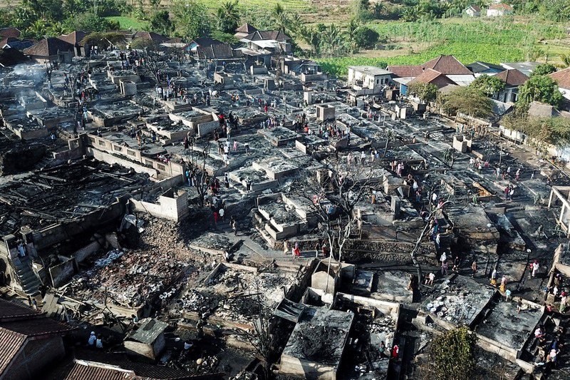 Kampung Adat Sade Dilalap Api, Ratusan Warga Terdampak dan Warisan Sasak Terancam