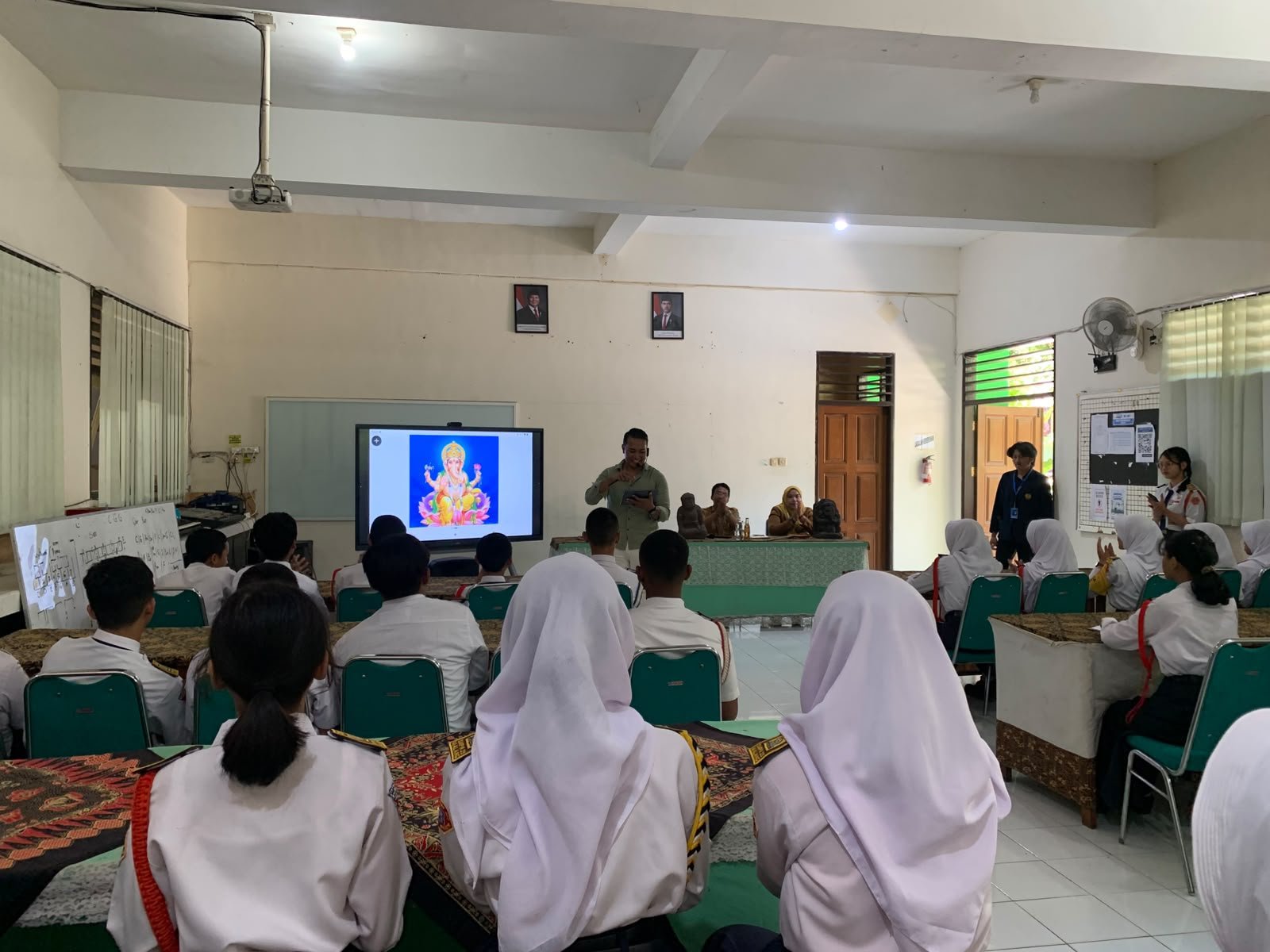 Museum Keliling Kenalkan Jejak Sejarah Keris Kepada Siswa SMPN 23 Kota Malang