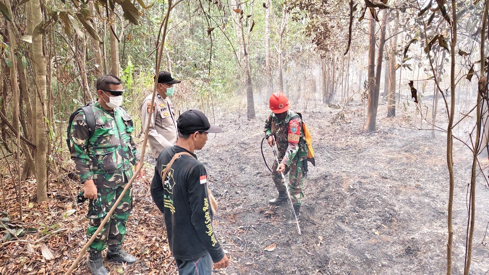 Tim Penyuluh Mabes TNI Turun Padamkan Karhutla di Sintang, Api Muncul di Desa Nanga Tempunak