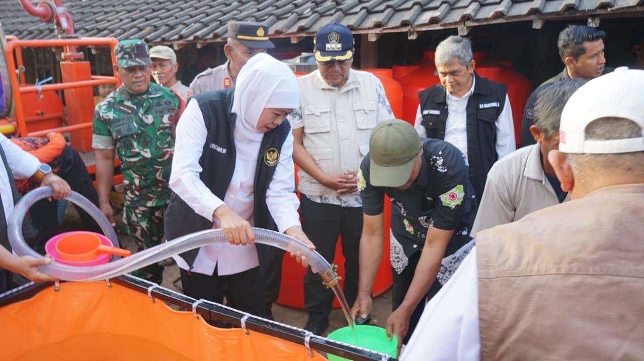 Khofifah Salurkan 120 Rit Air Bersih dan Gelar Pasar Murah di Blitar