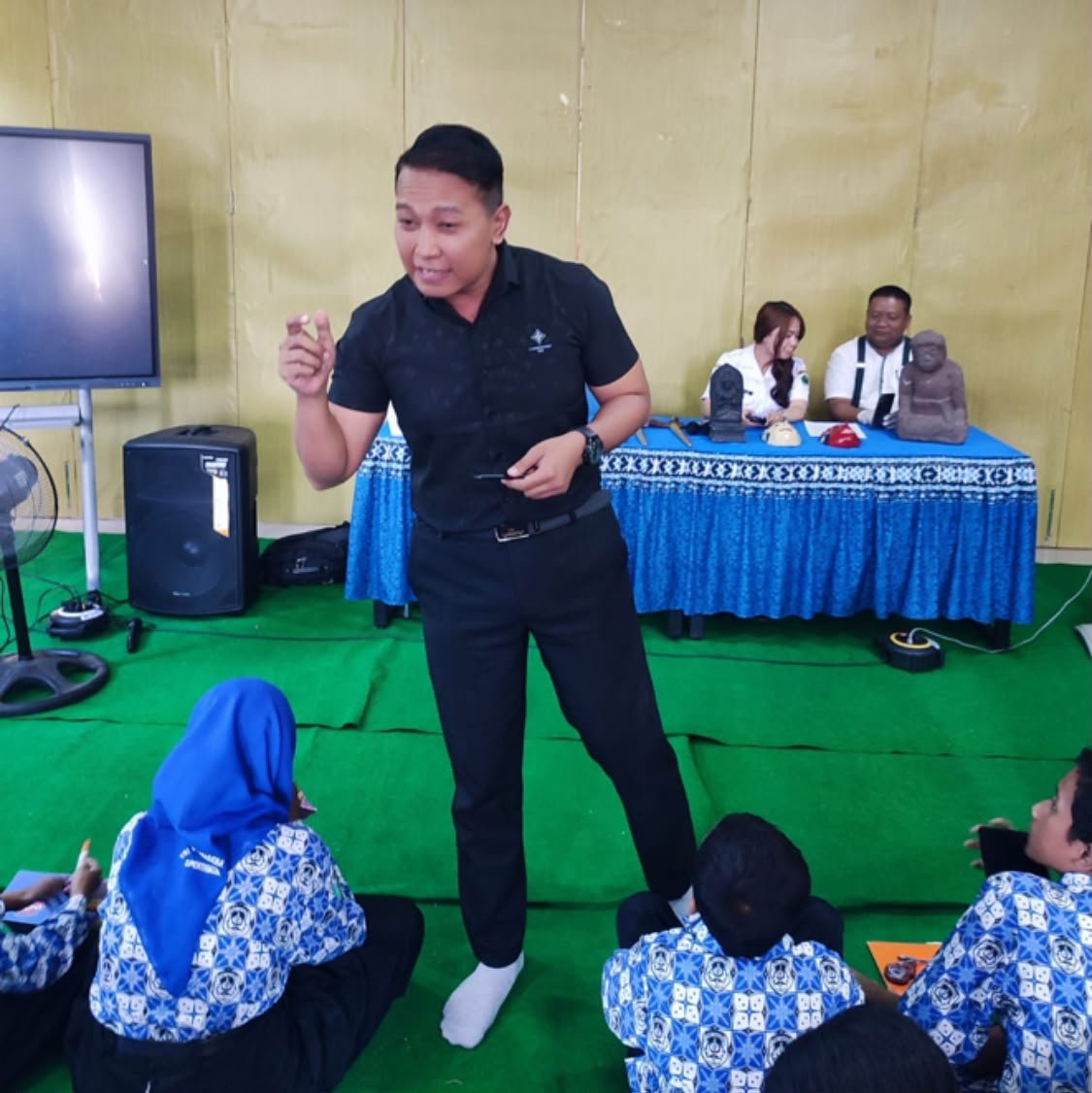Siswa SMPN 30 Kenali Jejak Peradaban Malang dari Artefak Asli