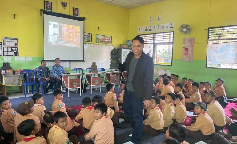 Museum Keliling Kenalkan Arca Diduga Panji dan Keris kepada Siswa SDN Mulyorejo 1
