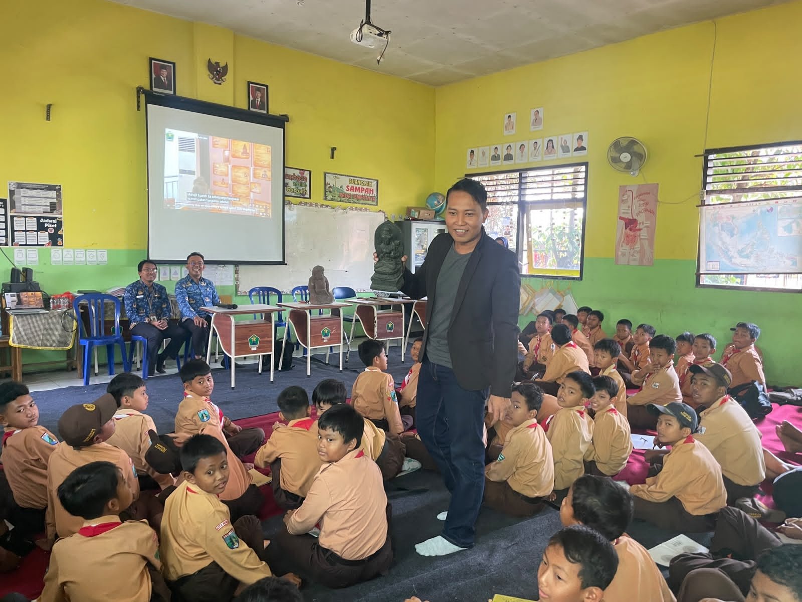 Museum Keliling Kenalkan Arca Diduga Panji dan Keris kepada Siswa SDN Mulyorejo 1