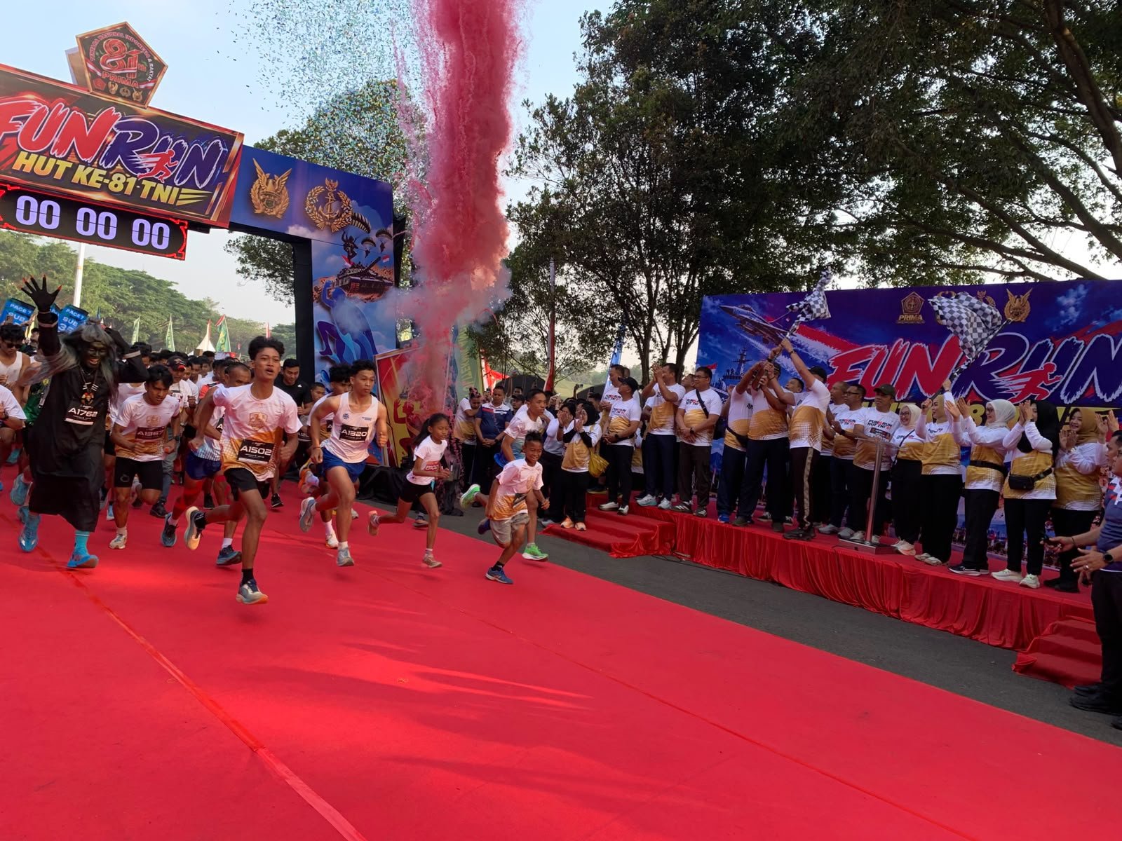 3300 Pelari Ramaikan Fun Run HUT ke-81 TNI di Rampal, Alutsista Ikut Dipamerkan