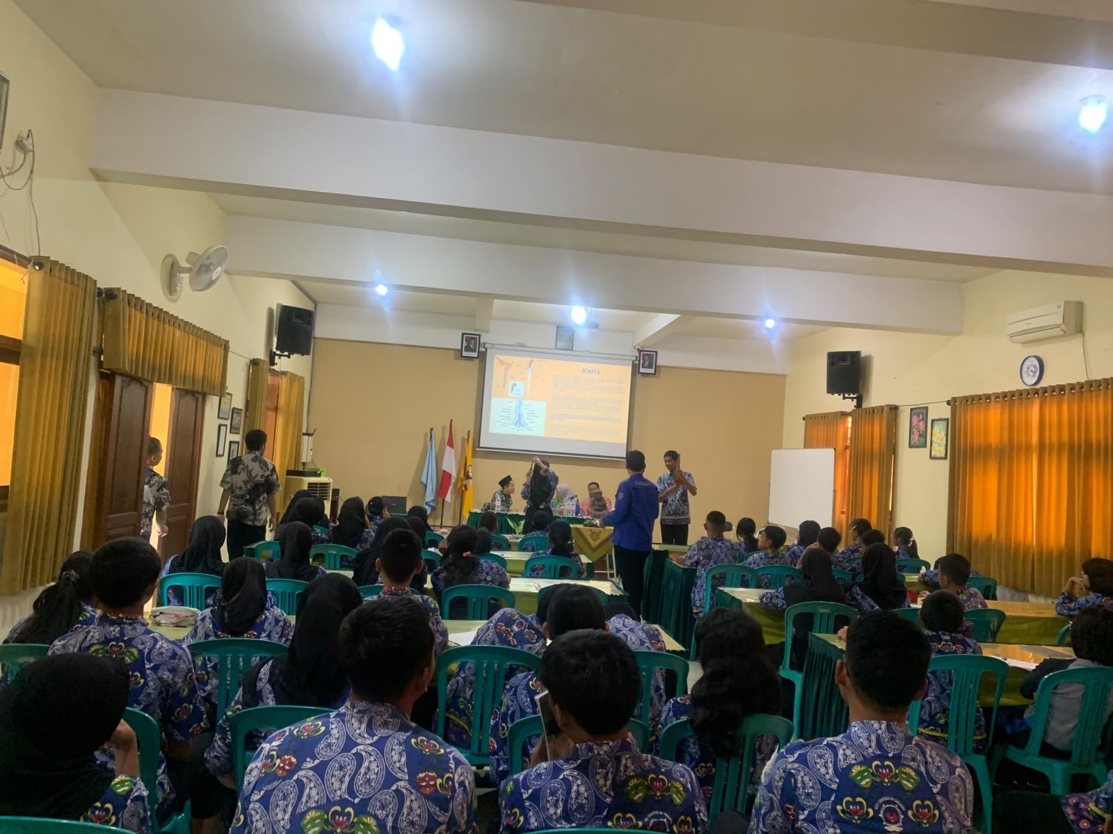 Dikira Keris Kecil, Ternyata Cundik: Siswa SMPN 21 Malang Belajar Membaca Artefak Jawa