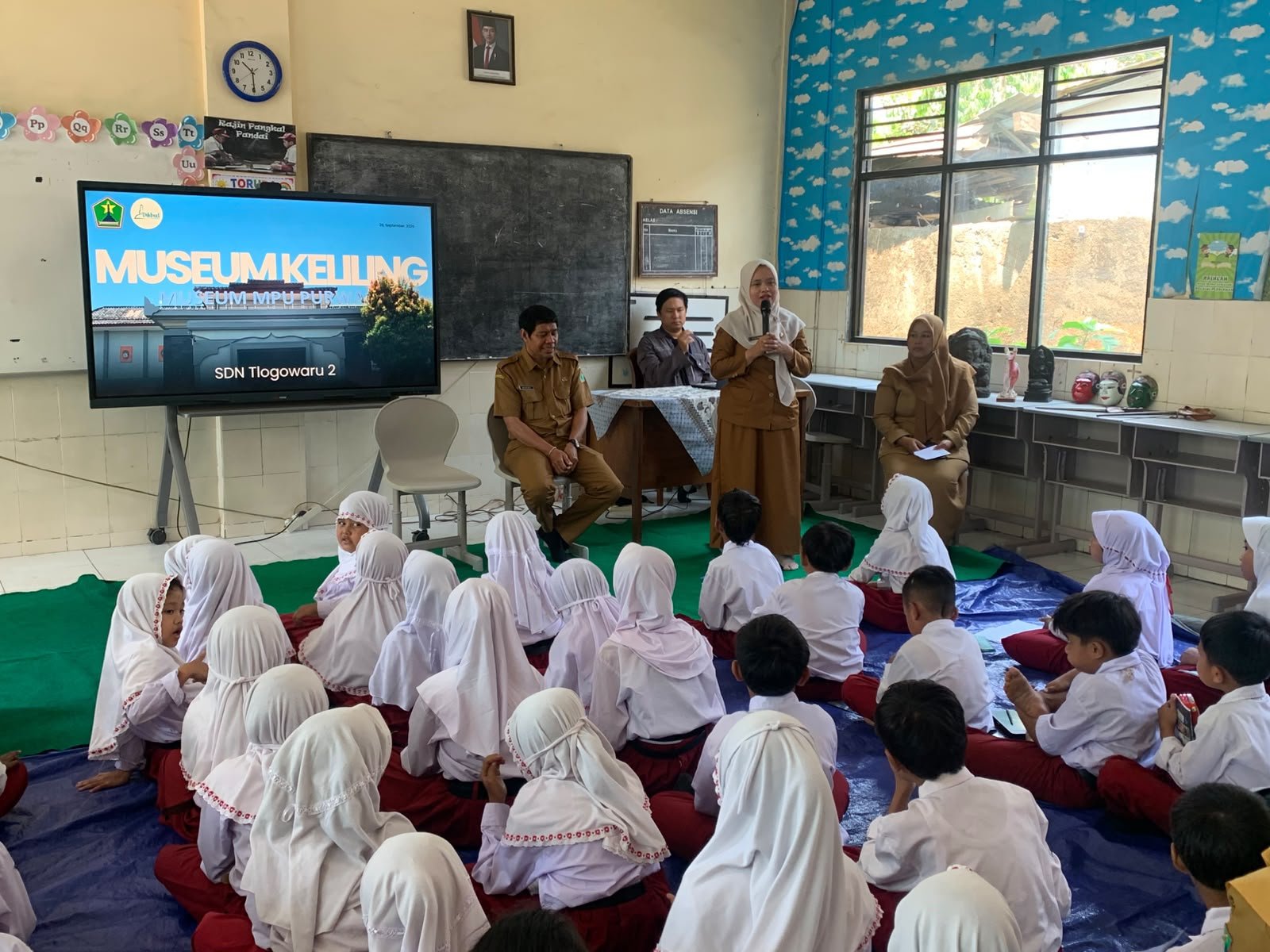 Museum Keliling Kenalkan Kisah Dewi Sekartaji, Siswa SDN Tlogowaru 2 Makin Kenal Budaya Panji