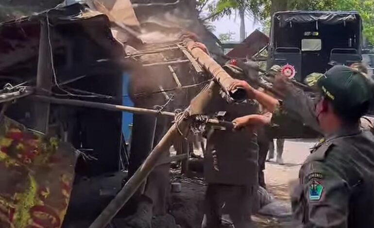 Satpol PP Bongkar Bedak di Atas Fasum Mayjen Sungkono
