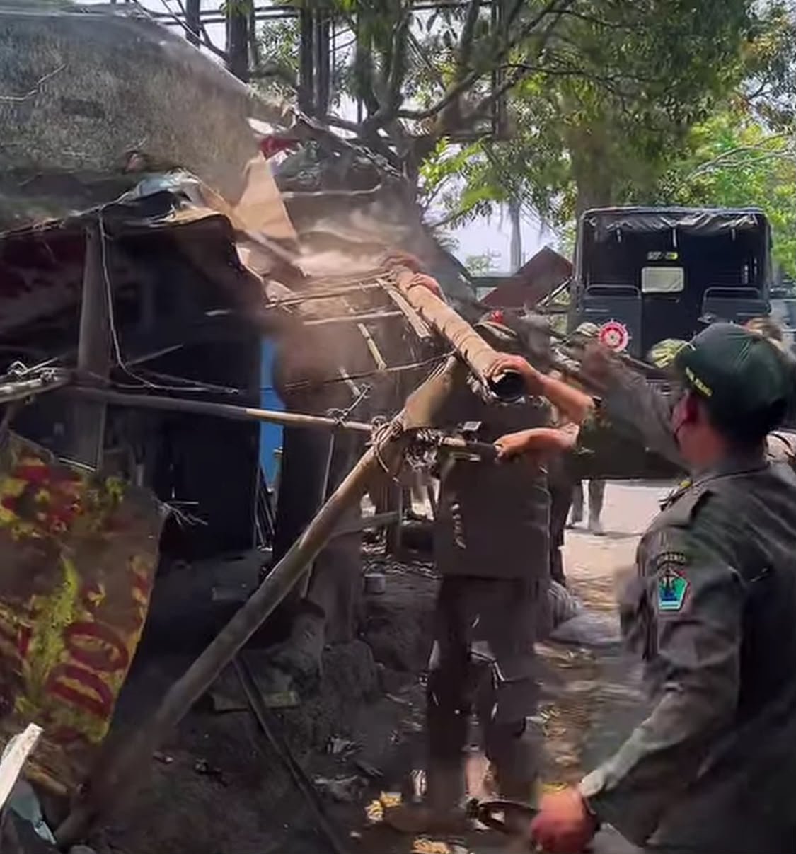 Satpol PP Bongkar Bedak di Atas Fasum Mayjen Sungkono