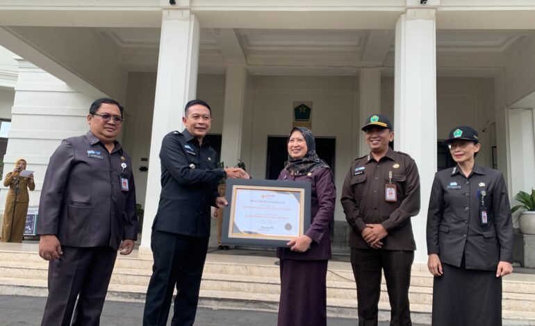 Wali Kota Malang Serahkan Piagam WBBM Dispendukcapil Malang, Minta Pelayanan Publik Tak Berhenti di Penghargaan