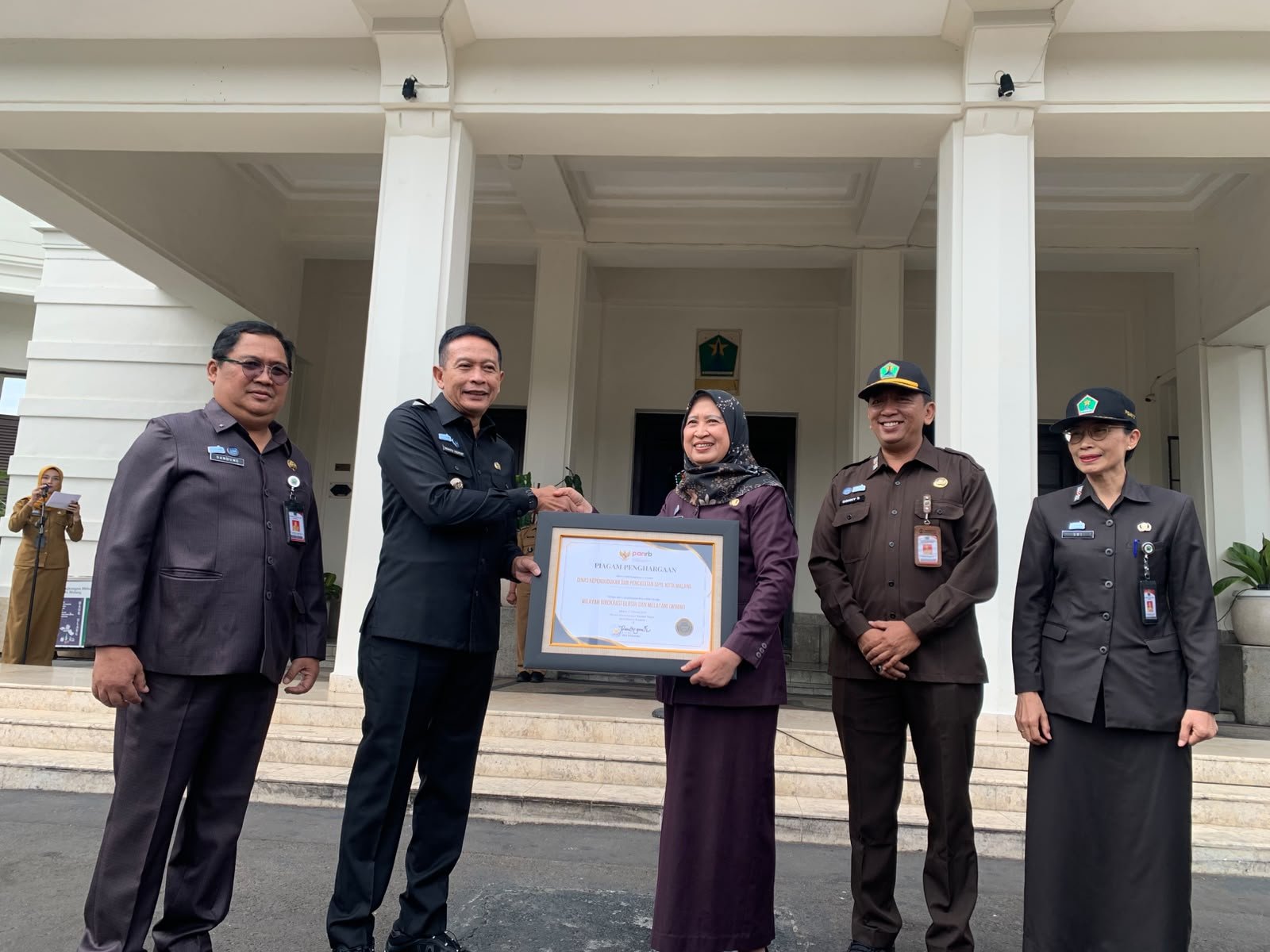 Wali Kota Malang Serahkan Piagam WBBM Dispendukcapil Malang, Minta Pelayanan Publik Tak Berhenti di Penghargaan
