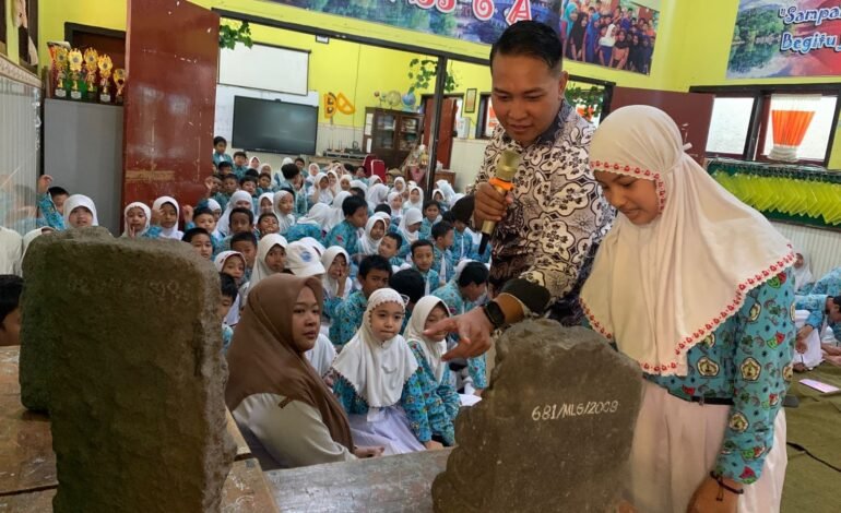 Museum Keliling Disdikbud Kota Malang Ajak Siswa SDN Bandungrejosari 2 Kenali Tinggalan Sejarah di Sekitar