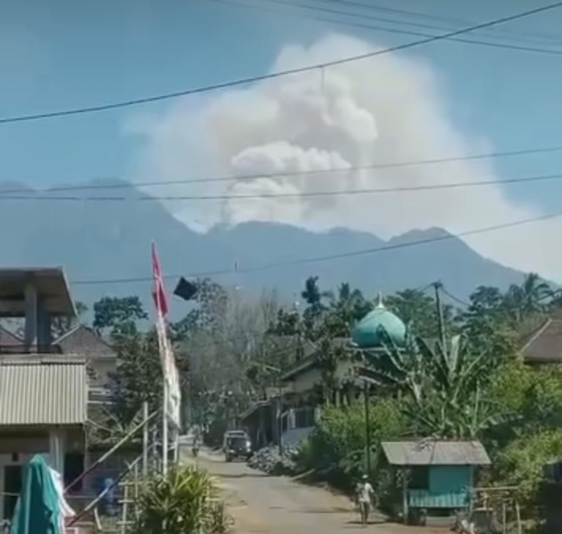 Water Bombing Dikerahkan Padamkan Karhutla Gunung Buthak-Kawinajang