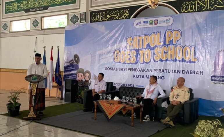 Wahyu Hidayat Sosialisasikan Perda ke Pelajar, Satpol PP Malang Soroti Rokok dan Bullying