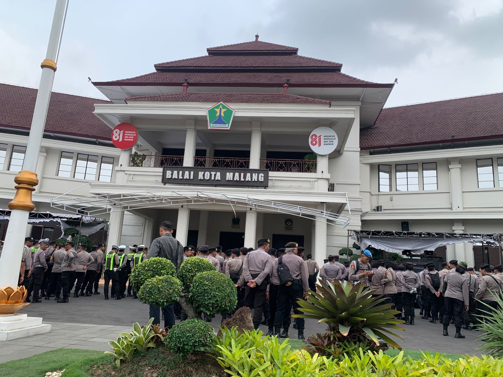 830 Personel Gabungan Amankan Demo 1000 Massa di DPRD dan Balai Kota Malang