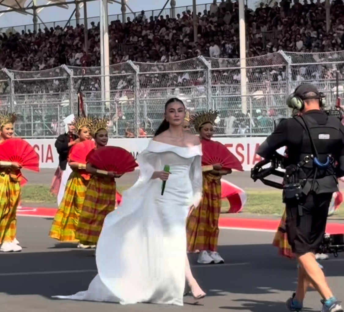 Agnez Mo Nyanyikan Indonesia Raya di MotoGP Mandalika 2026, Gaun Putih Jadi Sorotan