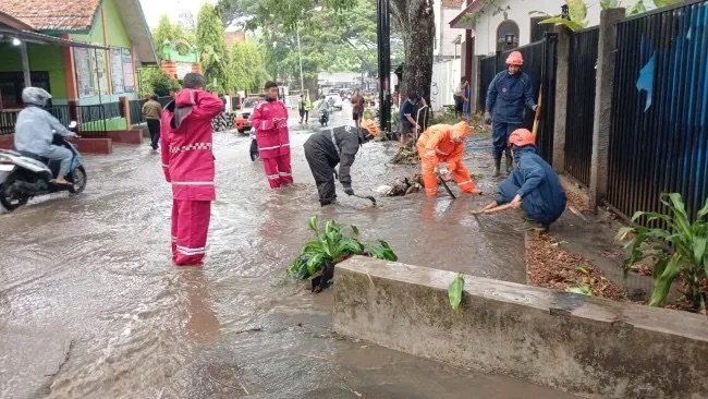 Hujan Deras Picu Luapan Drainase di Batu, Jalan Krematorium dan Sultan Agung Terdampak